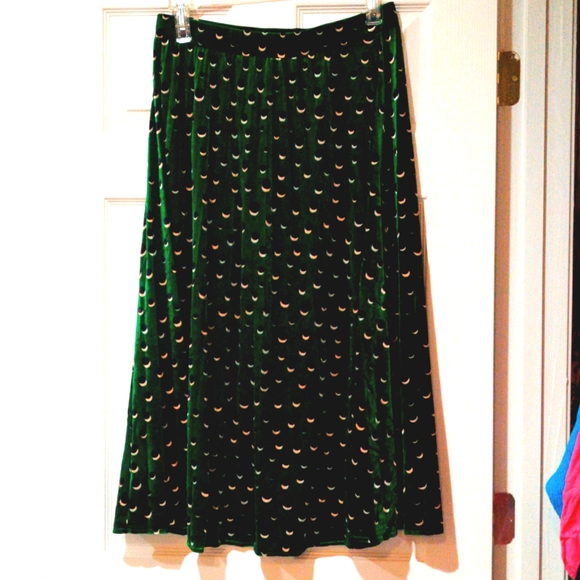 Anthropologie Dresses & Skirts - Anthropologie velvet midi skirt size L